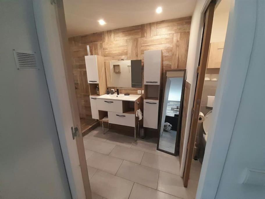 Appartement Spacieux &Tres Calme. Spacious & Very Quiet Apartment. Carros Bagian luar foto