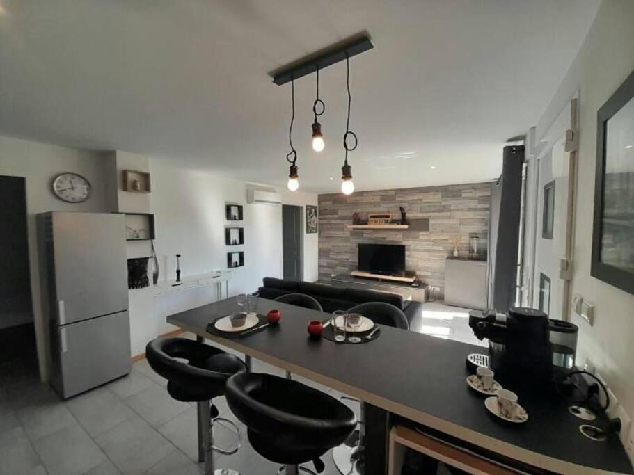 Appartement Spacieux &Tres Calme. Spacious & Very Quiet Apartment. Carros Bagian luar foto