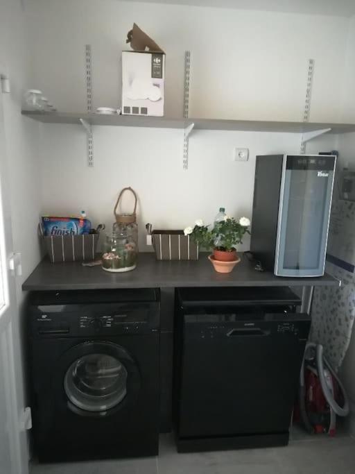 Appartement Spacieux &Tres Calme. Spacious & Very Quiet Apartment. Carros Bagian luar foto