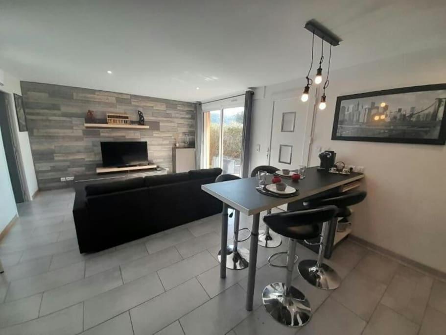 Appartement Spacieux &Tres Calme. Spacious & Very Quiet Apartment. Carros Bagian luar foto