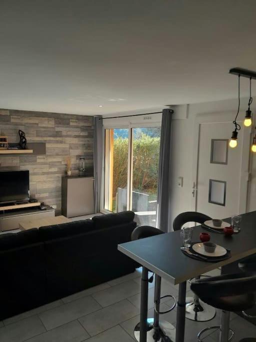 Appartement Spacieux &Tres Calme. Spacious & Very Quiet Apartment. Carros Bagian luar foto